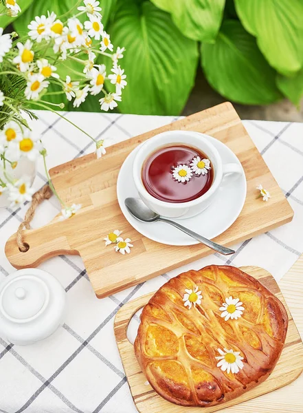 Pequeno Almoço Fora Xícara Chá Morangos Cerejas Torta Abóbora Mesa — Fotografia de Stock