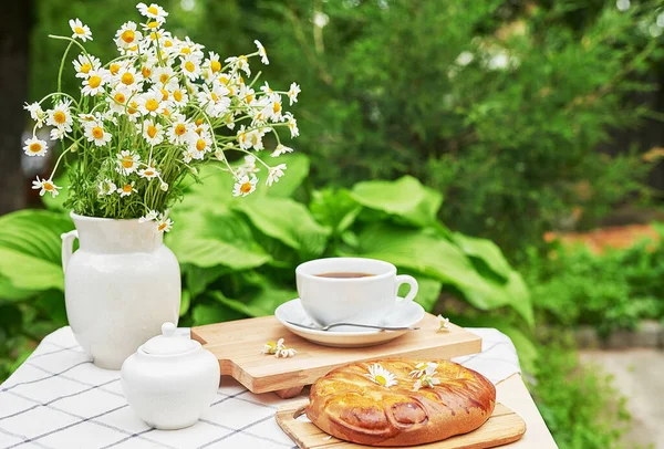Śniadanie Zewnątrz Herbata Truskawki Wiśnie Ciasto Dyniowe Stole Letni Piknik — Zdjęcie stockowe