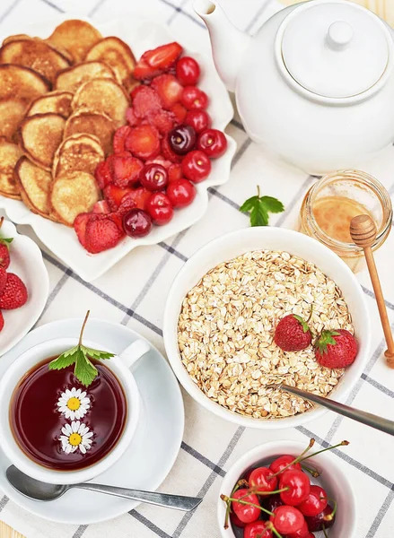 Breakfast Strawberries Cherries Mini Pancakes Oatmeal Honey Table Summer Picnic — Stock Photo, Image