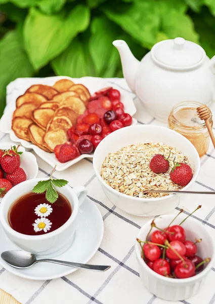 Breakfast Strawberries Cherries Mini Pancakes Oatmeal Honey Table Summer Picnic — Stock Photo, Image