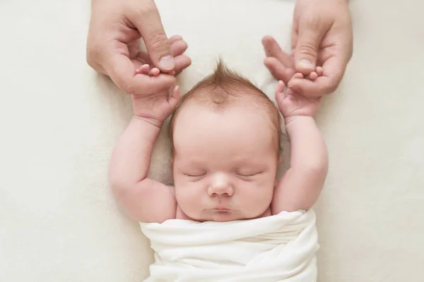 Новонароджений Хлопчик Руках Тата Спить Білому Тлі Медицина Концепція Здоров — стокове фото