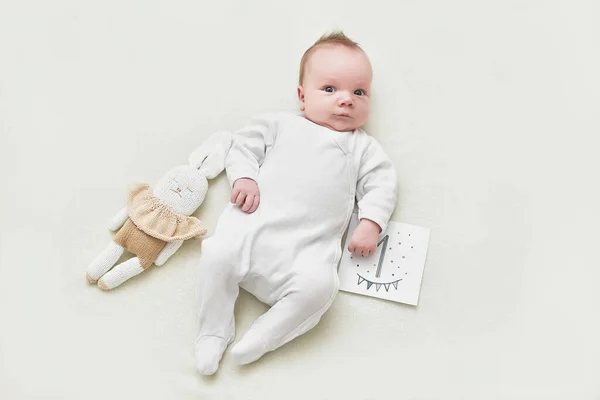 Новорожденный Мальчик Месяц Белом Фоне Медицина Концепция Здоровья Счастливое Материнство — стоковое фото