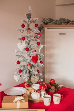 Oturma odasının içi. Noel ağacı ve çelenk. Yeni yıl kutlaması. Tatil kiraları. Kış tatilleri ve tatiller