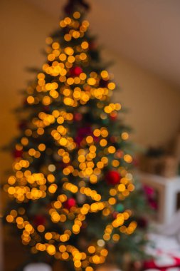 Oturma odasının içi. Noel ağacı ve çelenk. Yeni yıl kutlaması. Tatil kiraları. Kış tatilleri ve tatiller