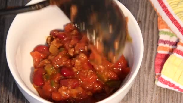 Chili con carne in een kom te gieten — Stockvideo