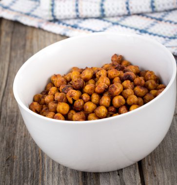 kavrulmuş baharatlı terbiyeli piliç bezelye snack