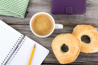 Kahvaltı ve not defteri