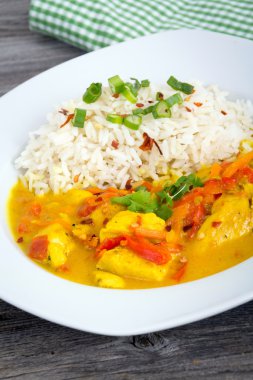 Kırmızı biber ve pirinç ile curried Hindistan cevizi tavuk