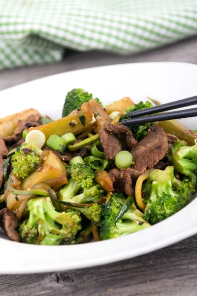 Carne de vacuno y brócoli salteado — Foto de Stock