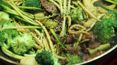 Kabak noodle ile kızartılmış sığır eti ve brokoli heyecan