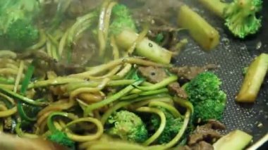 Asya sığır eti ve brokoli heyecan kızartma kabak noodl ile