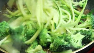 Kabak makarna pişirme ile sığır eti ve brokoli stir fry 