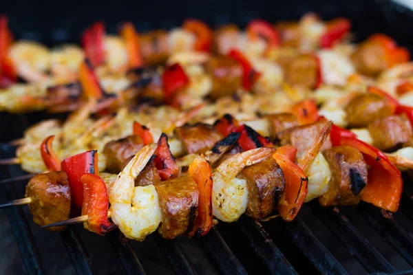 Brochette Crevettes Saucisses Cajun Épicées Sur Barbecue Grill — Photo