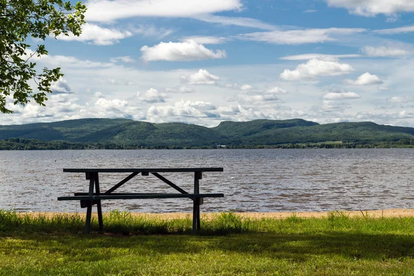 Picnic table lake scene — Stock Photo, Image