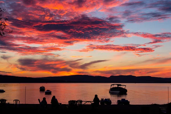 Amazing sunset over lake — Stock Photo, Image