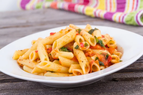 Pasta fresca de tomate y albahaca —  Fotos de Stock