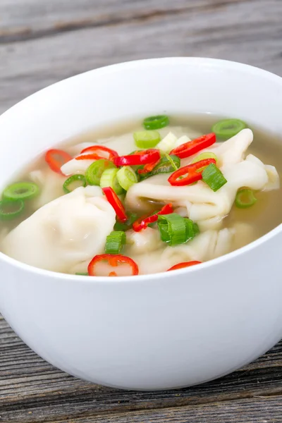 Wonton Asijská Polévka Játrovými Knedlíčky Zelenou Cibulkou Thajský Pepř — Stock fotografie