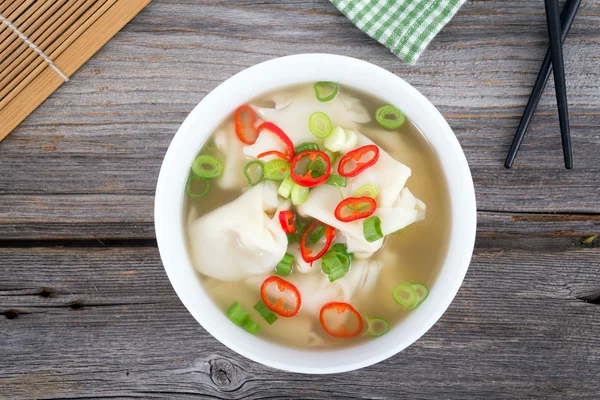 Wonton Asijská polévka s játrovými knedlíčky — Stock fotografie