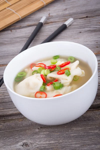 Wonton klimp asiatisk soppa — Stockfoto