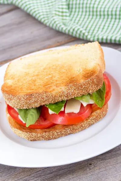 Sandwich tomate et basilic — Photo