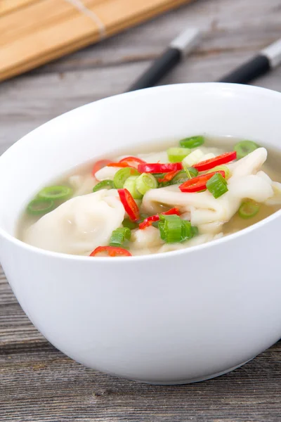 Wonton Klimp Asiatisk Soppa Med Grön Lök Och Thailändska Peppar — Stockfoto