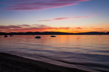 Göl üzerinde renkli günbatımı