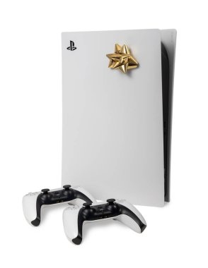 Sorel-Tracy, Kanada - 30 Kasım 2020: Bu, Sony video oyun konsolu ve kontrol cihazının beyaz arka planda izole edilmiş bir Playstation 5 stüdyo görüntüsü..