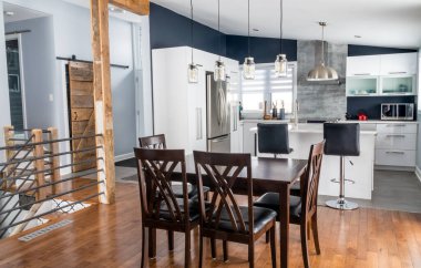 Zarif yeni modern ev iç mekan yemek odası ve mutfak.