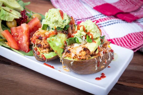 Gefüllte Avocado Mit Pulled Pork Und Salat Mit Scharfer Sauce — Stockfoto