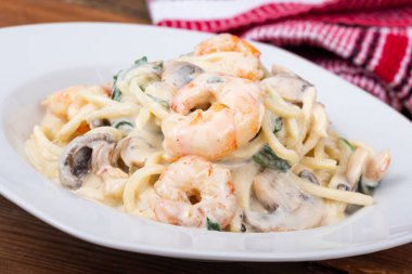 Kaymaklı keto alfredo karides ve mantarlı makarna.