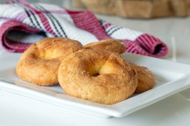 Badem unundan yapılmış ev yapımı ketojenik peynirli simit.