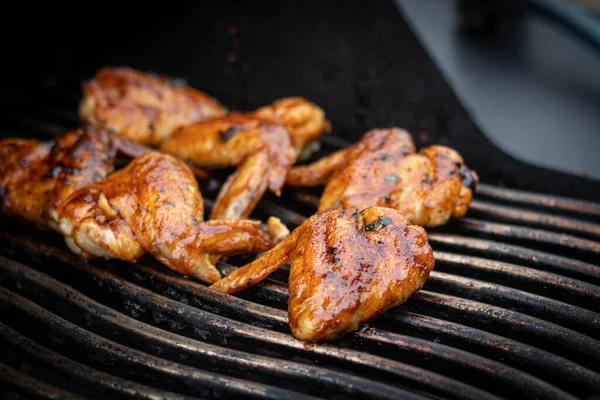 Ailes Poulet Barbecue Glacées Cuites Sur Gril Gros Plan — Photo