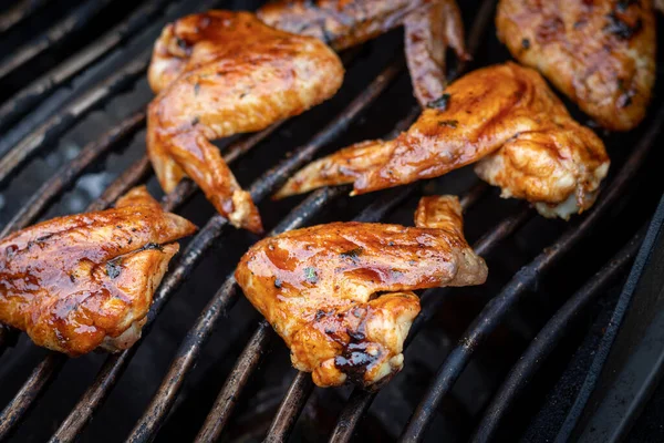 Sayap Ayam Bbq Glazed Dimasak Pada Penutupan Panggangan — Stok Foto