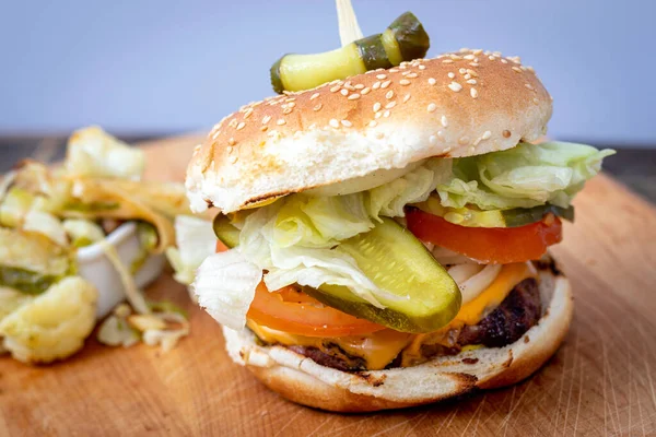 Delicious Home Made Cheese Burger Dill Pickles Closeup Wood Table — Stock Photo, Image