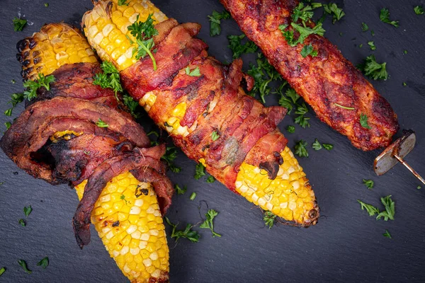 Heerlijke Maïs Kolf Verpakt Spek Met Kebab Closeup — Stockfoto