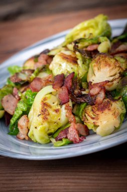 Kır evinde ızgara jambonlu Brüksel lahanası.