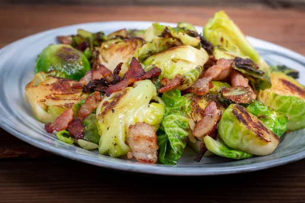 Grillad Brysselkål Med Bacon Ett Rustikt Bord — Stockfoto