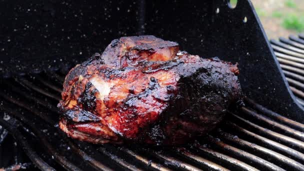 Virando o lado do ombro de porco pedaço de carne grelhando no fumante — Vídeo de Stock