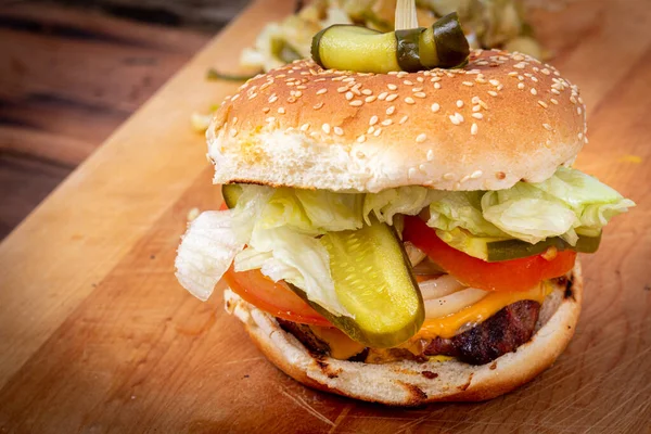 Delicious Home Made Cheese Burger Dill Pickles Closeup Wood Table — Stock Photo, Image