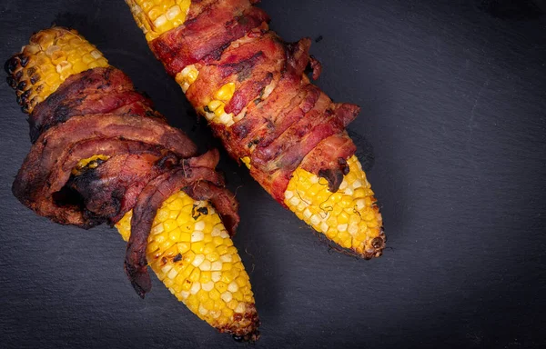 Délicieux Maïs Sur Épi Enveloppé Dans Bacon Gros Plan — Photo