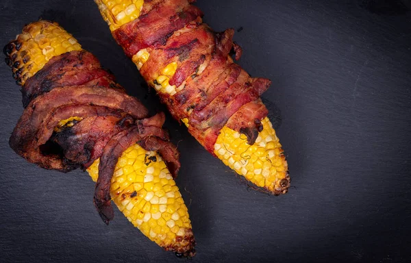 Delicioso Maíz Mazorca Envuelto Tocino Primer Plano — Foto de Stock