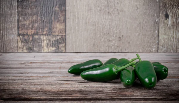 Hela Jalapeno Grön Varm Peppar Ett Trä Bord Rustik Bakgrund — Stockfoto