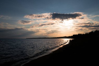 La point Taillon St-Henri-de-Taillon Plajı Saguenay St-Jean Quebec Kanada 'da yaz mevsiminde gün batımı