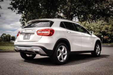 Sorel-Tracy, Kanada - 30 Temmuz 2021 Mercedes Benz GLA 250 2019 beyaz araba açık havada yaz aylarında çekildi
