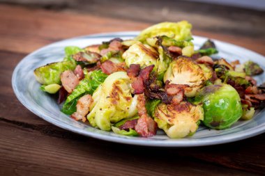 Kır evinde ızgara jambonlu Brüksel lahanası.