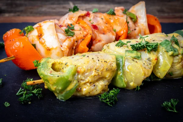 Brochetas Pollo Crudo Adobo Con Especias Hierbas Plato Negro — Foto de Stock