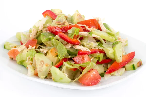 Ensalada fresca de pollo y aguacate sobre blanco — Foto de Stock