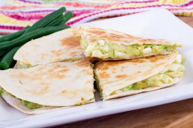 Yumurta ve avokado tortilla quesadilla
