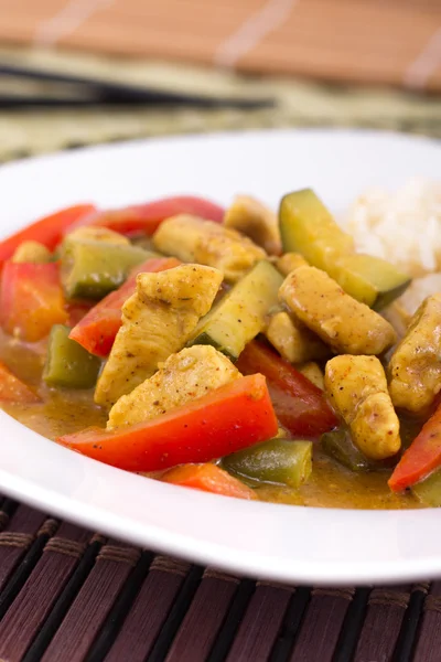 Pollo al curry rojo tailandés con tazón de arroz —  Fotos de Stock