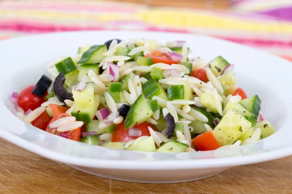Mediterranean greek orzo pasta salad — Stock Photo, Image